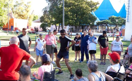 Personas participan de una actividad recreativa inclusiva al aire libre en el Parque de la Ciudad, Buenos Aires.