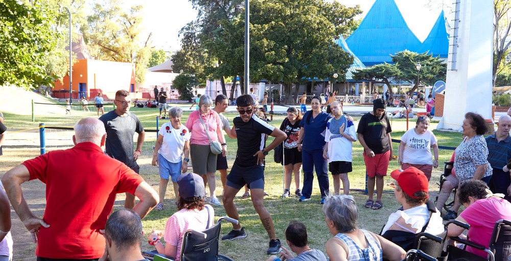 Personas participan de una actividad recreativa inclusiva al aire libre en el Parque de la Ciudad, Buenos Aires.