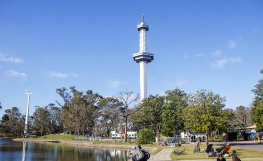 Lago, espacios verdes y Torre Espacial del Parque de la Ciudad, que ahora abre toda la semana con entrada gratuita.