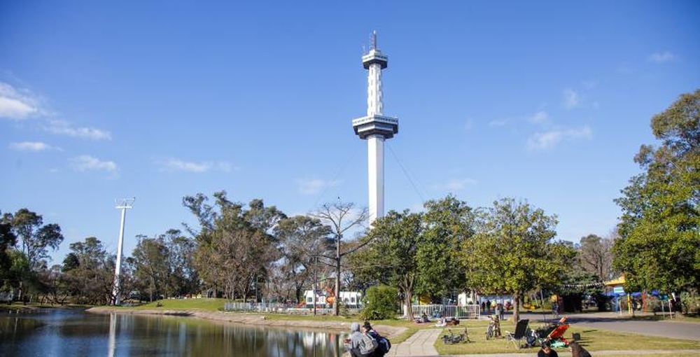 Lago, espacios verdes y Torre Espacial del Parque de la Ciudad, que ahora abre toda la semana con entrada gratuita.