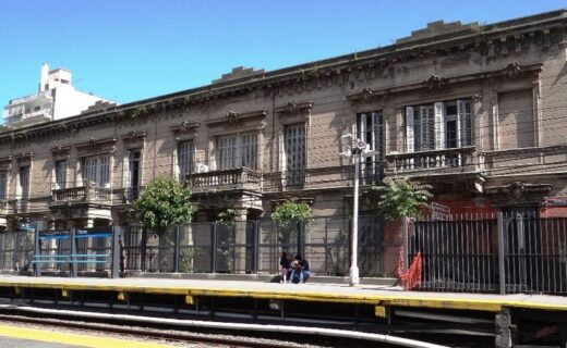 Pasaje Marcoartú junto a la estación Flores, un conjunto de viviendas de principios del siglo XX ligado a la historia ferroviaria del barrio.