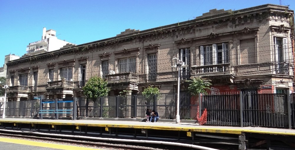 Pasaje Marcoartú junto a la estación Flores, un conjunto de viviendas de principios del siglo XX ligado a la historia ferroviaria del barrio.