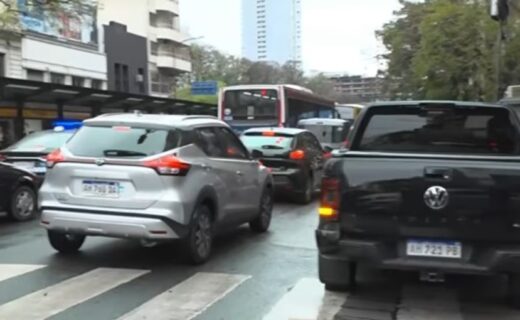 Camioneta Volkswagen Amarok y vehículos policiales durante el operativo entre Belgrano y Palermo.