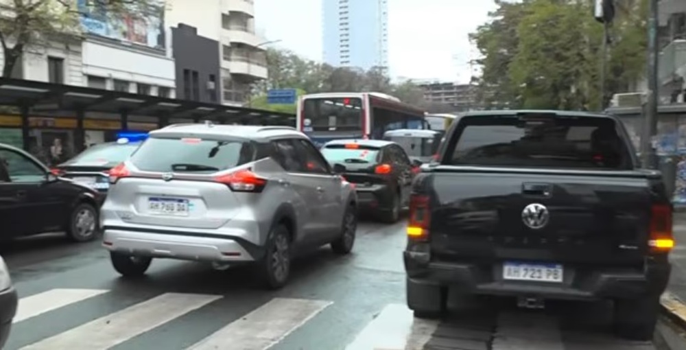 Camioneta Volkswagen Amarok y vehículos policiales durante el operativo entre Belgrano y Palermo.