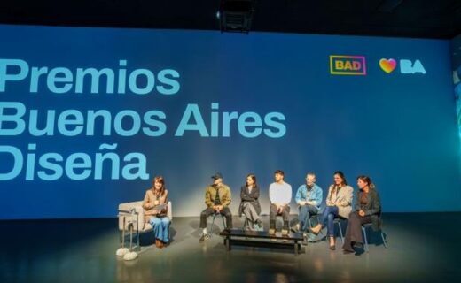 Panel de participantes en un escenario de los Premios Buenos Aires Diseña, una iniciativa que reconoce proyectos de diseño, accesibilidad e innovación porteña.