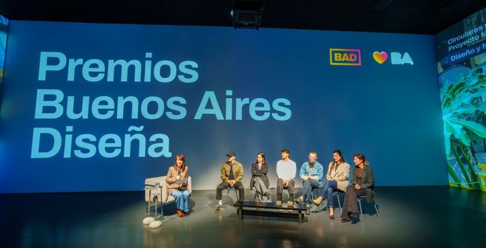 Panel de participantes en un escenario de los Premios Buenos Aires Diseña, una iniciativa que reconoce proyectos de diseño, accesibilidad e innovación porteña.