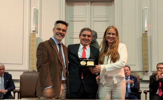 Fernán Quirós recibe el Premio Maestro de la Medicina 2026 en la Academia Nacional de Medicina.