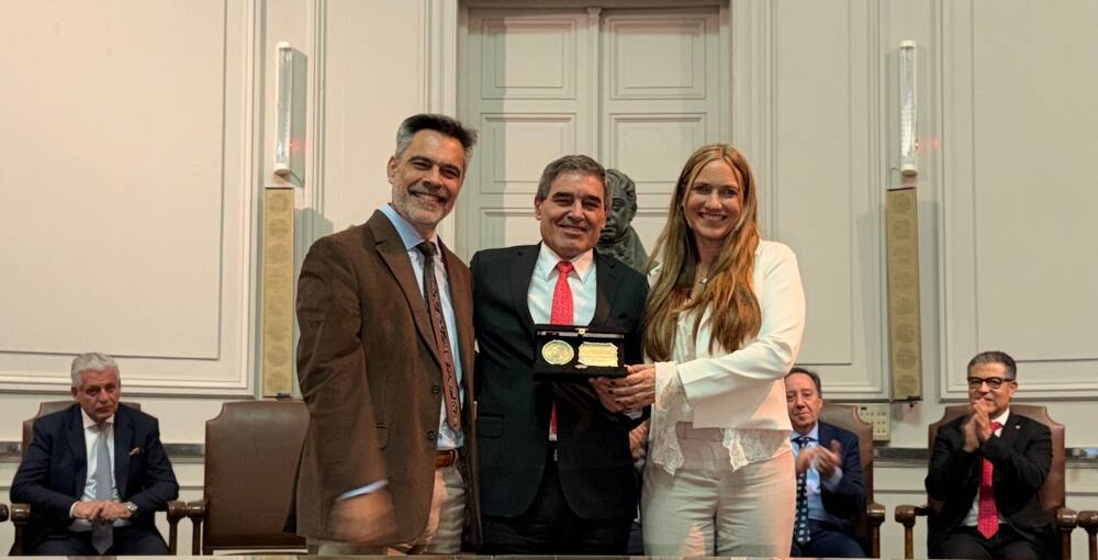 Fernán Quirós recibe el Premio Maestro de la Medicina 2026 en la Academia Nacional de Medicina.