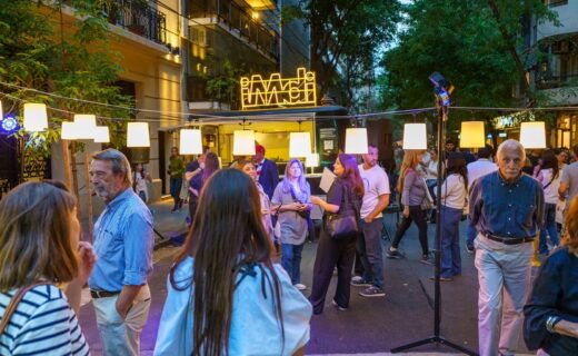 Visitantes recorren un espacio de diseño porteño con lámparas iluminadas, en una propuesta para descubrir locales, estudios y ateliers de Buenos Aires.