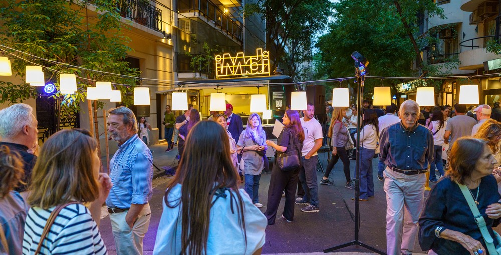 Visitantes recorren un espacio de diseño porteño con lámparas iluminadas, en una propuesta para descubrir locales, estudios y ateliers de Buenos Aires.