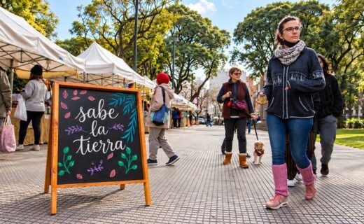 Sabe la Tierra en Villa Devoto reúne alimentos, productores locales y diseño sustentable en Plaza Arenales durante el fin de semana largo.