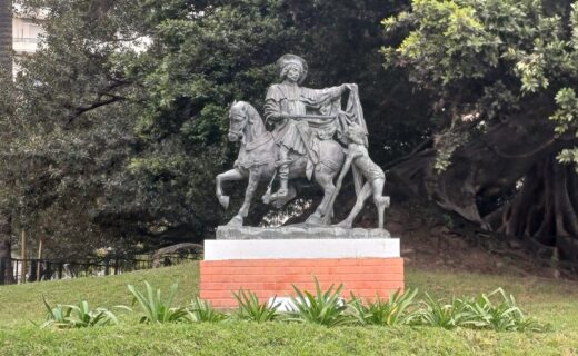 Monumento a San Martín de Tours compartiendo su capa, en la plaza de Recoleta que recuerda al patrono de Buenos Aires, elegido en 1580.