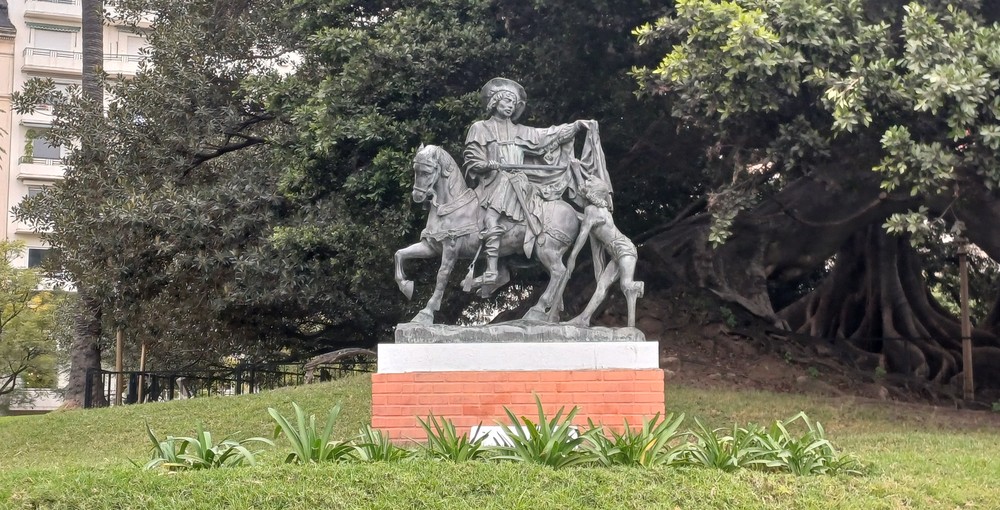 Monumento a San Martín de Tours compartiendo su capa, en la plaza de Recoleta que recuerda al patrono de Buenos Aires, elegido en 1580.