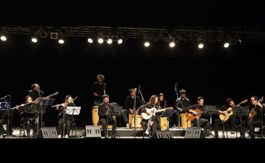 Ensamble de músicos sobre el escenario, en la fotografía oficial del ciclo Sinfonía Popular, que ofrecerá conciertos gratuitos de tango y música latinoamericana en el Teatro de la Ribera.