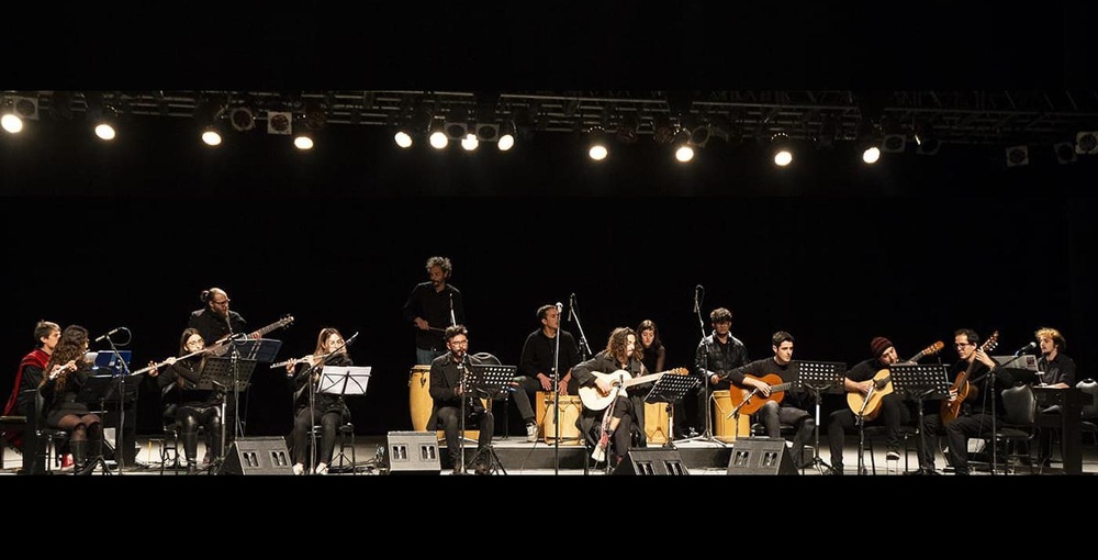 Ensamble de músicos sobre el escenario, en la fotografía oficial del ciclo Sinfonía Popular, que ofrecerá conciertos gratuitos de tango y música latinoamericana en el Teatro de la Ribera.