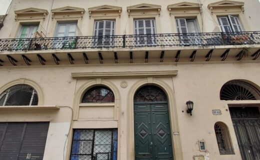 El Banco Ciudad subastará cuatro inmuebles porteños el 30 de octubre, incluida una unidad en este edificio de Monserrat con base de US$ 14.840,39.