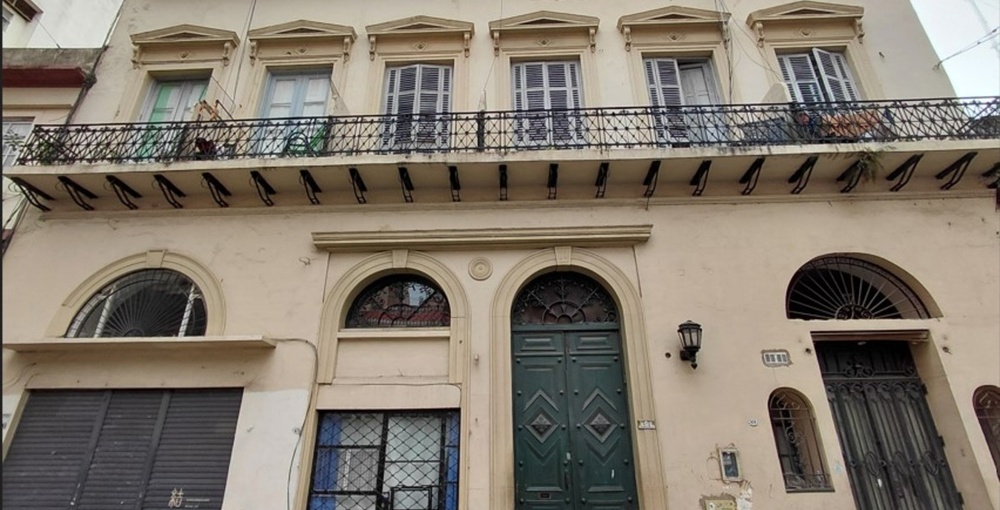 El Banco Ciudad subastará cuatro inmuebles porteños el 30 de octubre, incluida una unidad en este edificio de Monserrat con base de US$ 14.840,39.