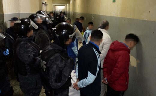 Traslado de presos de Devoto a Marcos Paz bajo custodia penitenciaria, en el marco de la desocupación progresiva del penal porteño.
