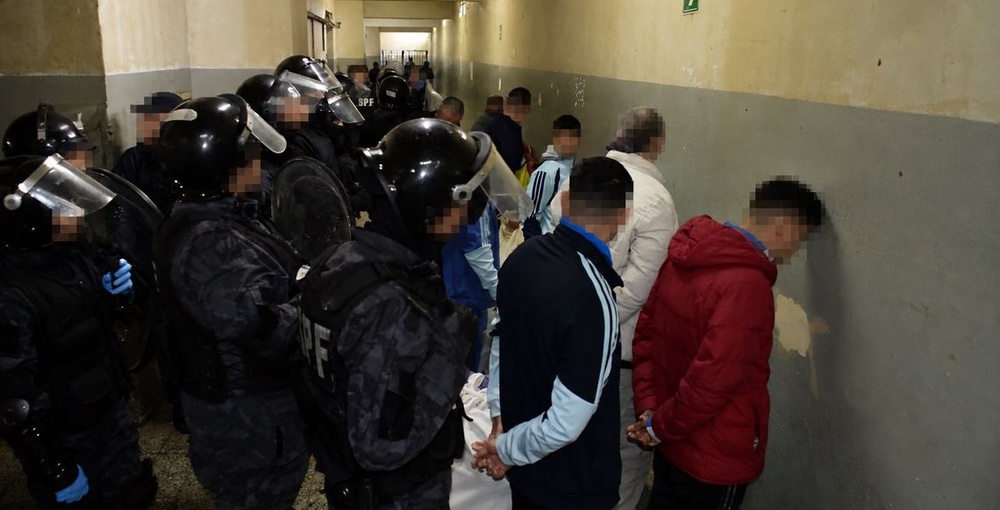 Traslado de presos de Devoto a Marcos Paz bajo custodia penitenciaria, en el marco de la desocupación progresiva del penal porteño.