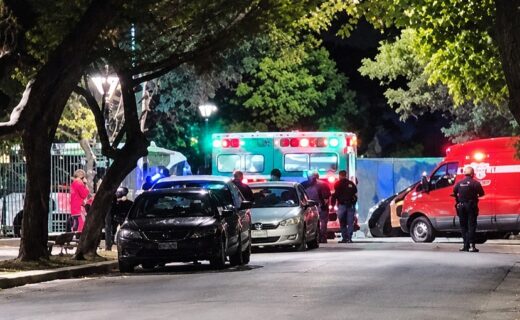 Operativo policial y ambulancias durante la noche en Villa Pueyrredón.