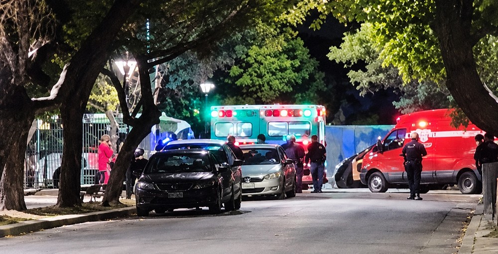 Operativo policial y ambulancias durante la noche en Villa Pueyrredón.