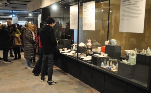 Visitantes recorren las vitrinas de La Cisterna, uno de los sitios incluidos en las visitas gratuitas de la Semana de Arqueología y Paleontología de Buenos Aires.