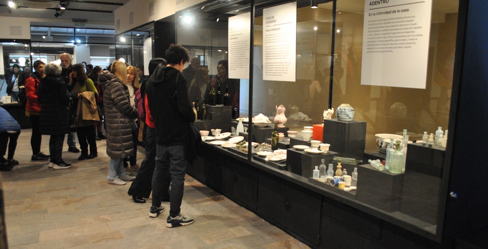 Visitantes recorren las vitrinas de La Cisterna, uno de los sitios incluidos en las visitas gratuitas de la Semana de Arqueología y Paleontología de Buenos Aires.