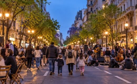 Viva Avenida de Mayo propone una jornada de música, gastronomía y actividades familiares el sábado 3 de octubre, entre Salta y San José, en Buenos Aires.