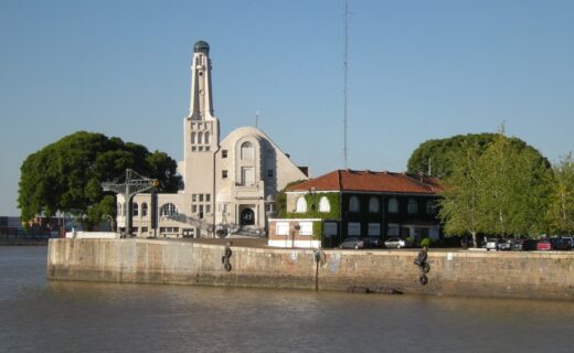 Edificio del Yacht Club Argentino en Dársena Norte, obra de Eduardo Le Monnier inaugurada en 1915, cuya torre y referencias náuticas forman parte del patrimonio arquitectónico porteño.