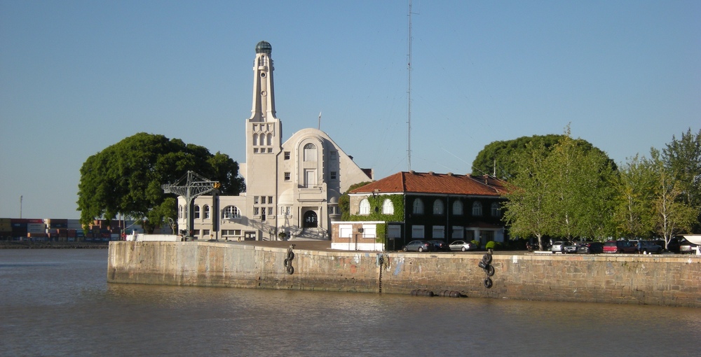 Edificio del Yacht Club Argentino en Dársena Norte, obra de Eduardo Le Monnier inaugurada en 1915, cuya torre y referencias náuticas forman parte del patrimonio arquitectónico porteño.